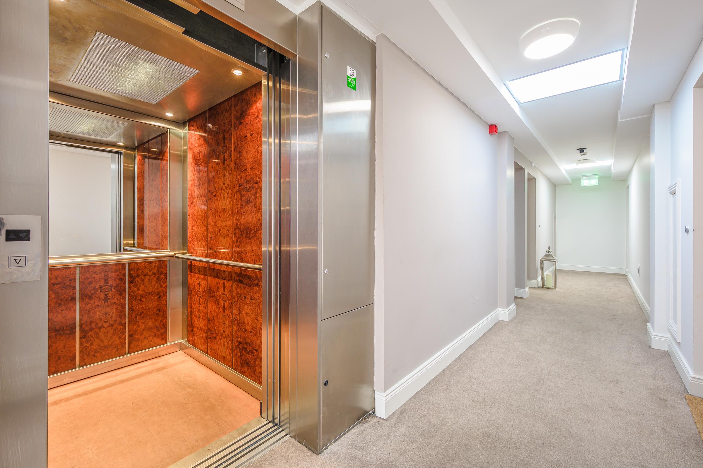 04.09 652 The Kingfisher, The Sanctuary, Jacob's Island, Mahon, Cork Stokes H Pix Web 01